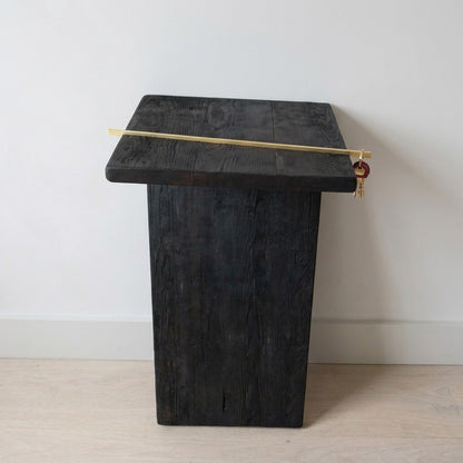7 console table seen from the front in a pale entryway, keys on the rod