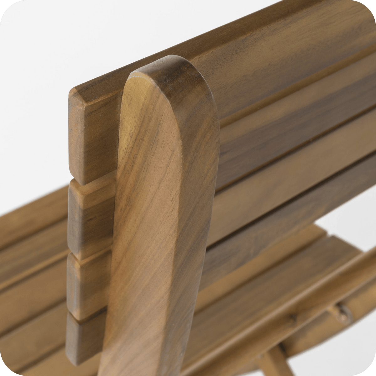 Slat backrest of the acacia wood folding chair, close-up of the rounded frame post (close-up detail)