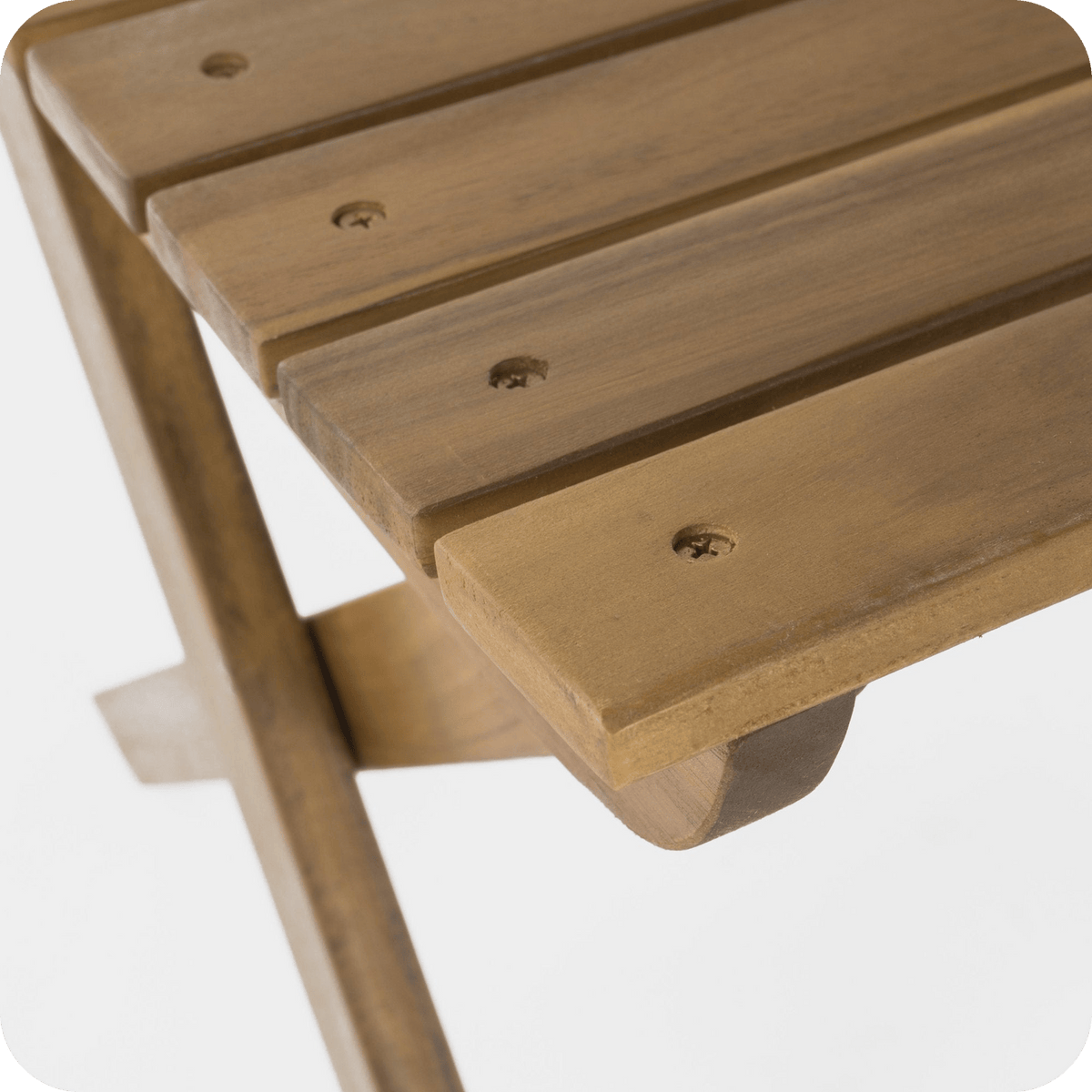 Slatted acacia wood seat of the folding chair, close-up of the slats and oil finish (close-up detail)