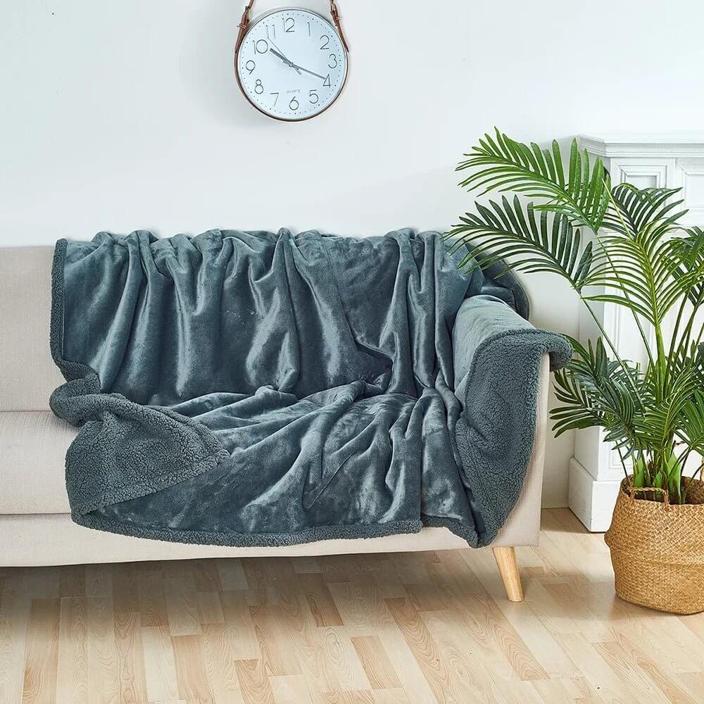 Luxurious Shaggy Throw Blanket (Waterproof)