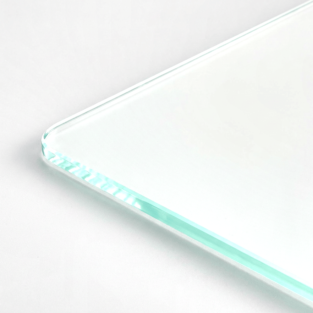 Close-up of the rounded tempered glass corner with its smooth green-tinted edge