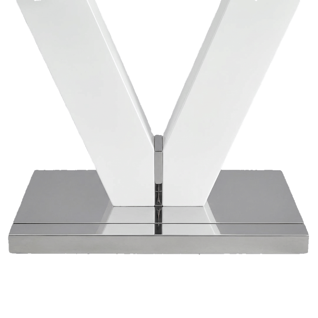 Close-up of the V pillar seam with its thin chrome strip on the mirror-polished steel base plate