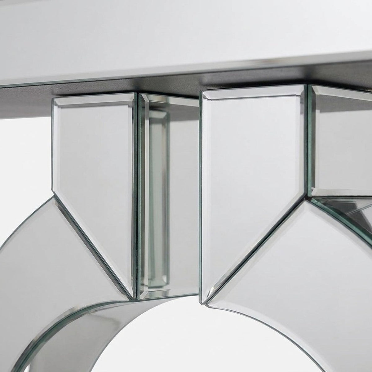 Mitred junction of the O-shaped mirrored pedestal (close-up detail)