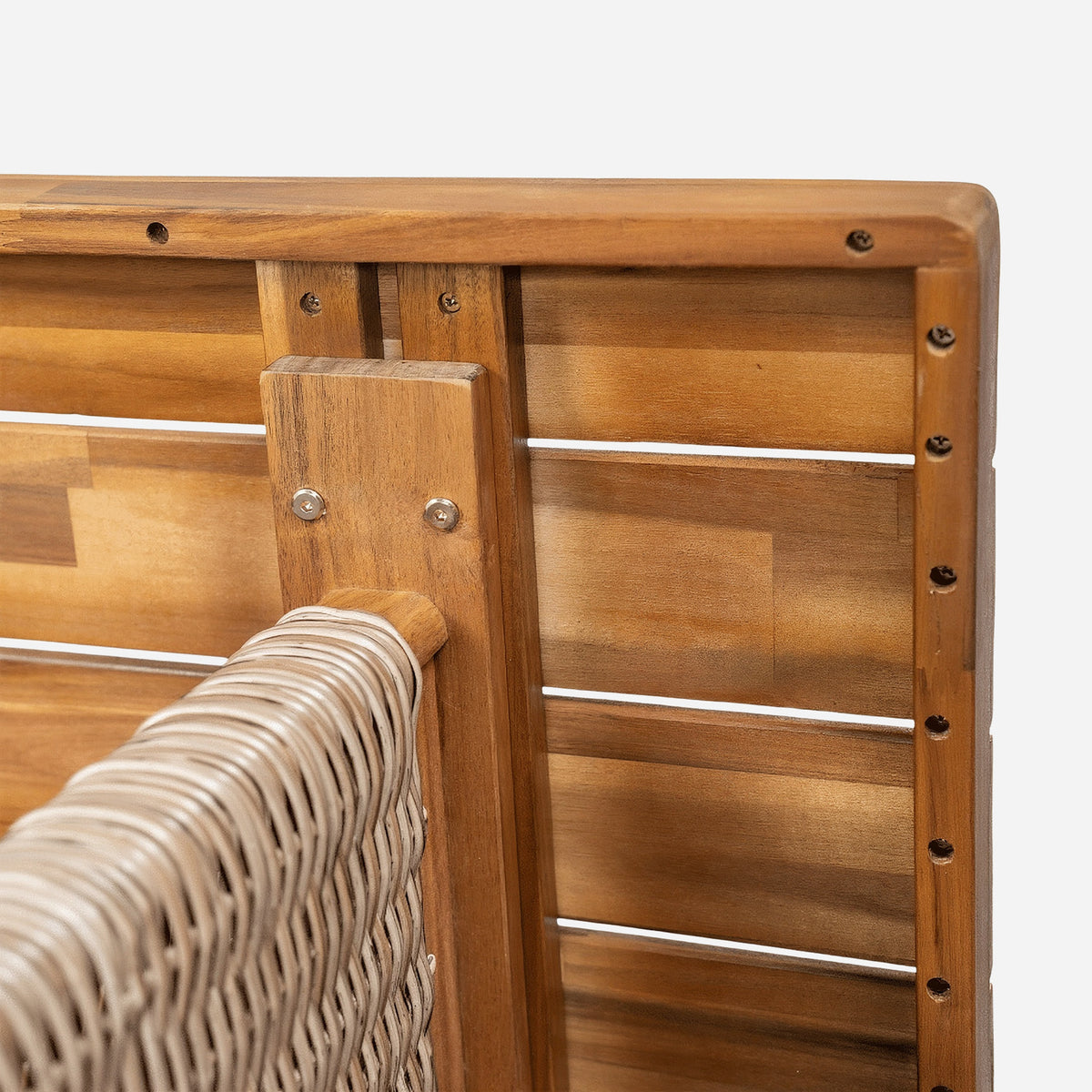 Close-up of the underside: acacia frame, slat gaps and the bracket holding the woven leg (close-up detail)